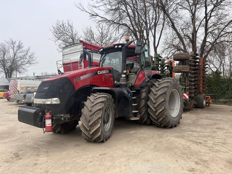 Tractor Case IH Magnum cu utilaj de lucrat solul atașat