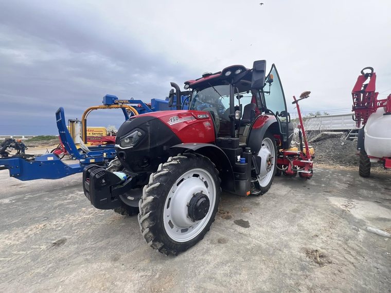 Tractor Case IH Maxxum cu echipament de erbicidat