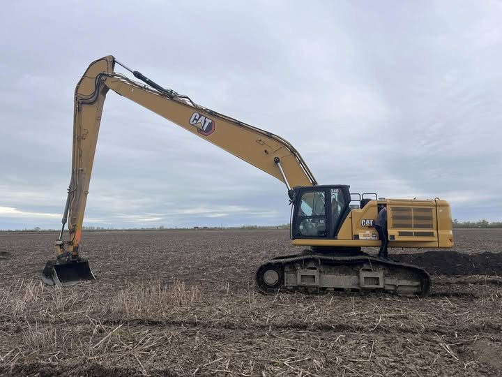 Excavator Caterpillar pe șenile, la o lucrare de canal
