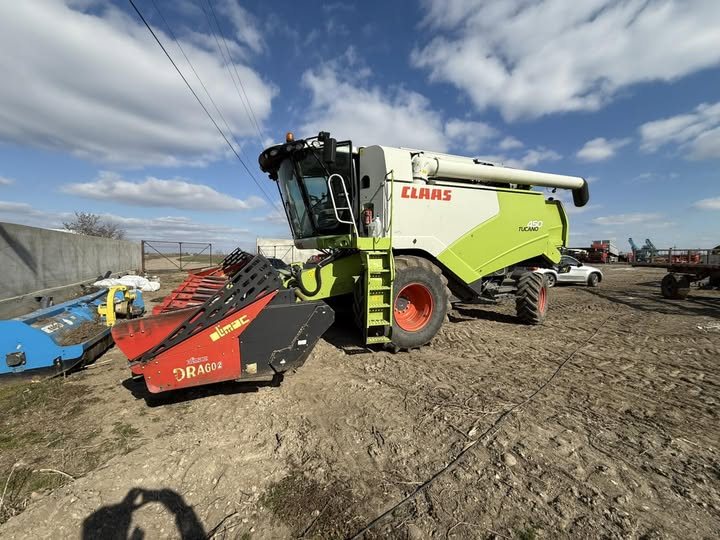 Combină Claas cu hederul demontat