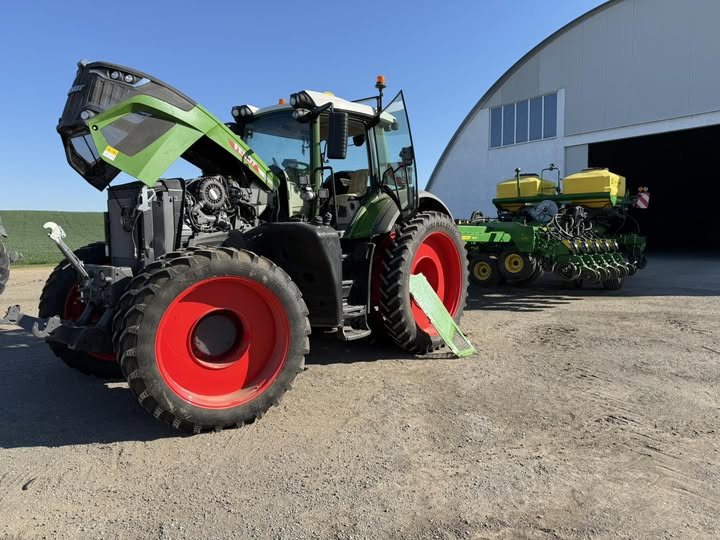 Tractor Fendt cu capota deschisă, în timpul intervenției