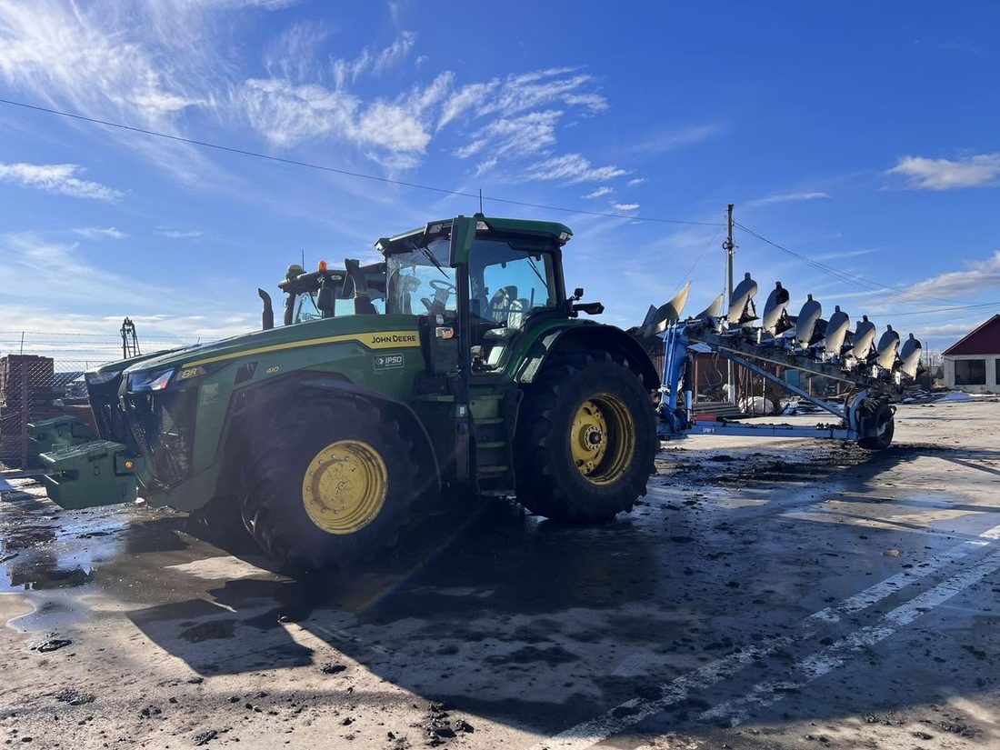 Tractor John Deere 8R 410 cu plug purtat, pregătit de lucru