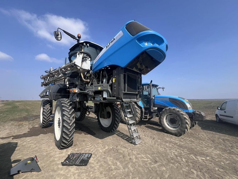 Tractor New Holland albastru, în câmp