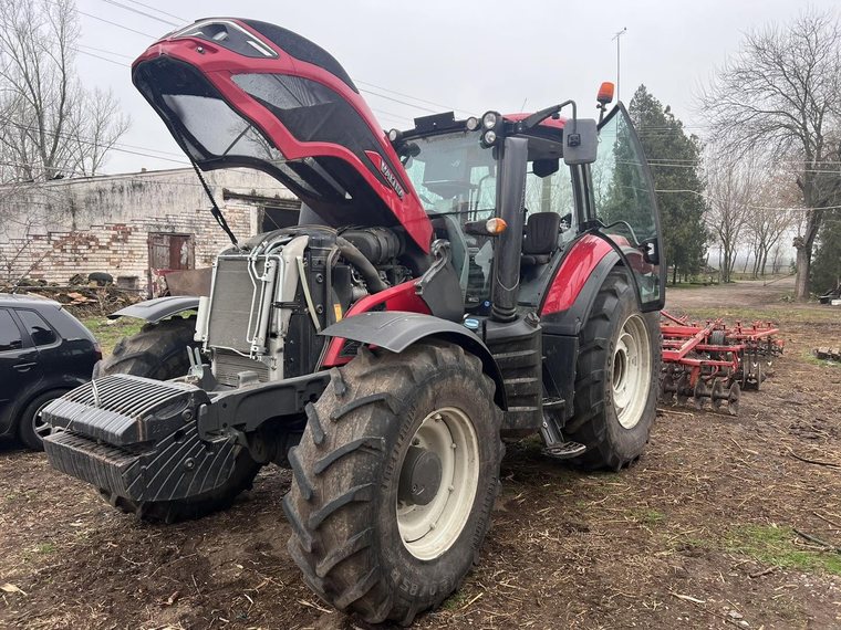 Tractor Valtra cu capota ridicată, în service mobil