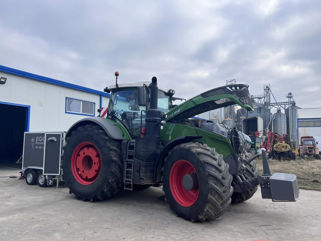 Tractor Fendt 1038 Vario, în timpul sesiunii de calibrare pe dinamometru