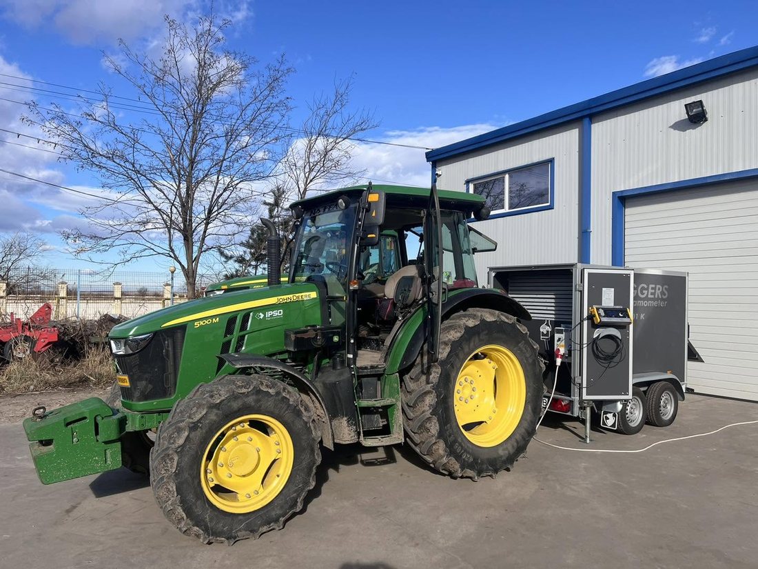 Tractor John Deere 5100M verde, conectat la dinamometrul mobil Calibra Performance