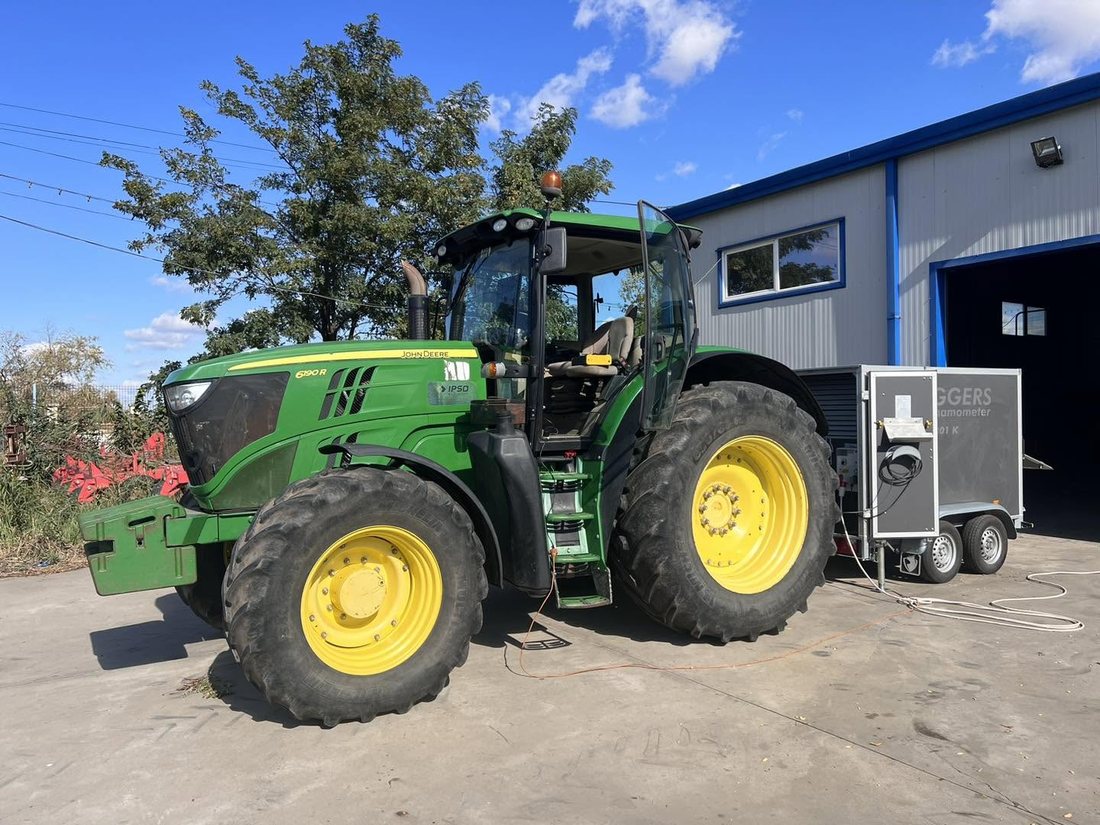Tractor John Deere 6190R conectat la dinamometrul mobil