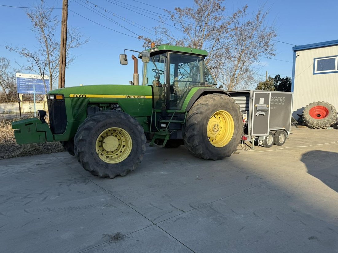 Tractor John Deere 8400 verde, în timpul testului pe dinamometru