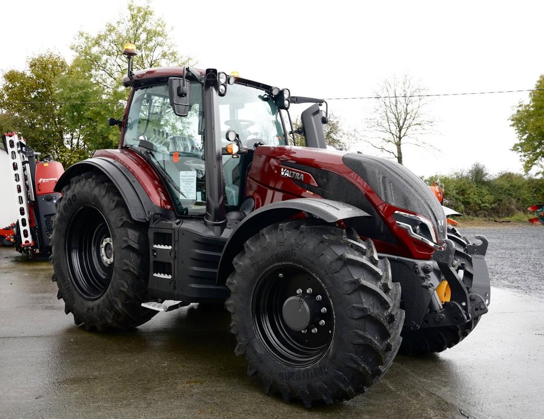 Tractor Valtra T195 roșu-vișiniu, pregătit pentru măsurătoarea pe dinamometru